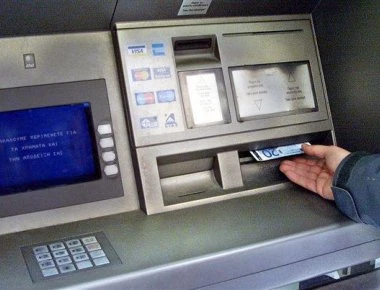 Δείτε πως πειράζουν τα ΑΤΜ και κλέβουν λεφτά από τους λογαριασμούς (βίντεο)